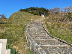 高松塚古墳、壁画館は結構広くて、天気も良く、飛鳥びとの館からも徒歩で
15‐20分程度で歩きでも問題ありませんでした。次の目的地は亀石です。