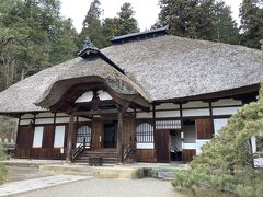 続いてやって来たのは、同じく別所温泉の常楽寺。
安楽寺から徒歩10分ほどです。
茅葺き屋根のお寺です。

中の襖絵が有名らしいですが、ちょうど法要の最中らしく入れませんでした。

その代わりありがたいお経が聞こえてきました。