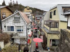 北向観音の石段の上からの眺めです。
なんか江ノ島を彷彿させる通りがあります。
渋いお土産屋や喫茶店が並びます。