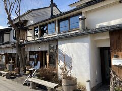 上田市内に入り、最初に向かったのは、北国街道上田宿の柳町にある、天然酵母パンのルヴァンというパン屋さん。
奥さんが一番好きなパン屋という事で、上田に来たら時折寄ります。
ずっしり重たい系のパンで、確かに美味しいです。
