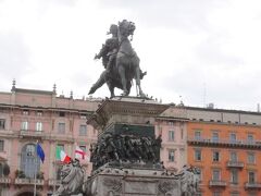 広場の騎馬像はイタリア王国初代国王ヴィットーリオ・エマヌエル2世です。サルデーニャ王国の最後の国王としてイタリア統一戦争に終止符を打ち、王国の国父と呼ばれました。