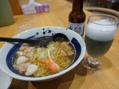 そのあとはガリンコステーションで食事。
オホーツクラーメンと流氷ドラフトをいただきました。
オホーツクラーメンはカニやホタテが入っていますが量は少な目。価格は1400円のため少し高いと感じました。
流氷ドラフトは普通のビールの味ですが、青い色のビールで流氷の寒い海を感じさせた。