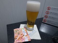 私が予約した便までまだまだたっぷり時間があったので、まずは朝ビールから。前日はノンアルコールだったから、朝から五臓六腑に沁み渡りますなぁ。