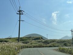 熊本空港から約1時間

阿蘇の山並みの中を進んでいくと
お椀を伏せたような「米塚」が
見えてきました