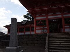 早速、楼門を潜って境内へ。
現在の境内の建物は、徳川家光の命で松江藩主松平直政が造営したもので、1644年築で国の重文指定です。