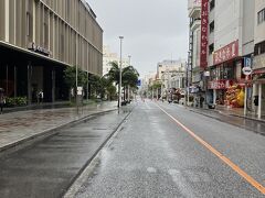 市場でいつも行く海ぶどう屋さんで修行僧だと身元を明かしていたら外は大雨でした&#128166;
毎週日曜日は国際通りでは歩行者天国ですが、人通りはまばらでした&#128166;