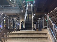 結局バンコクには大幅に遅れて、午後8時過ぎに到着。
パヤタイ駅はARLとBTSが乗り入れていて、階段移動もほとんどないから便利な駅です。