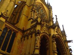 サンテティエンヌ大聖堂
La cathédrale Saint-Étienne de Metz


近くで見るカテドラルは写真に収まらない大きさ