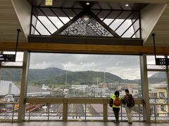 JR嵯峨嵐山駅に到着。

窓ガラスの装飾が素敵ですね。

