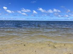 ポエビーチの海岸。昨日よりだいぶ透明度が戻ってきました。天気も良くて真っ青な空と、向こうのほうにラグーンの水色が見えます。