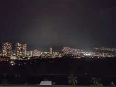 部屋から見た夜景です。

海と反対側ですが、きれいですね。
