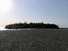 次に訪れたのは、ぽっかり浮かんだ沖ノ島。
海上自衛隊の隣にあります。
自衛隊からの音でこの時はあまり静かではありませんでしたが、静かな時間に見れたら神秘的⁈な光景です。