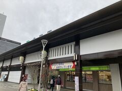 コロナ禍もあり少し遅めですが、ようやく初詣。ここＪＲ成田駅から成田山参拝スタートです。
