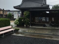 丸亀、多度津と平坦な市街地を7km走り抜けて
77番道隆寺

時折強い雨に降られながら、さらに7km先の76番金蔵寺。
この界隈は霊場が密。