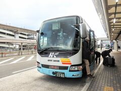 新大阪に着いたら聞いてたとおり近くに階段があり南口から出てすいすいとバスロータリーへ到着。
5 分もかからなかった自分にビックリ。

所要時間は30分とあり、ピッタリ時間通りに伊丹空港に到着～(*´▽`*)