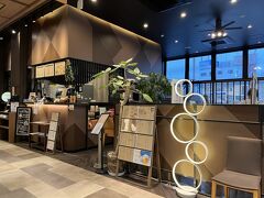 新富士駅構内のカフェ『エイトリッチーズコーヒー』で一休み。