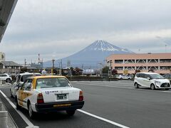 新富士駅の富士山口（北口）から出ると富士山が大きく見えていました。