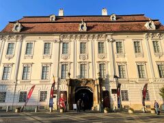 大広場に面して建つ立派なブルケンタール博物館。
オーストリア帝国のトランシルヴァニア総督の邸宅だったとか。