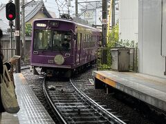 嵐電は路面電車で、始発の四条大宮から終点の嵐山まで乗るだけなので、京都音痴の私でも大丈夫！しかも（どこに行っても大混雑のこの時期の京都にしては）混んでなくて、ゆったり座って京都の街の風景を見ながらの移動が楽しかったです。