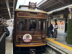 終点の嵐山に着いたら、乗ってなかった人たちが集まってきて写真バシャバシャ。レトロかわいい車両ですよね。