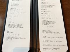 写真は，飲み物メニューとサプリメントディッシュのメニュー。和朝食，洋朝食に好きなだけ追加できます。ただし，普通のチルドジュースではなく，フレッシュジュースを追加するには 1,200円もかかります。マリオット・ボンヴォイの上級会員には無料で提供される朝食ですから，コストカットもやむを得ないのでしょう。