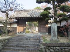 寺町には17もお寺があるので、全て廻るわけにはいかないので、主なお寺にお参りしました。17のお寺の中ではまず遍照院は外せません。遍照院は久留米で自害した勤王の志士、高山彦九郎のお墓があり、素晴らしい庭園があることで有名です。これは遍照院の三門です。