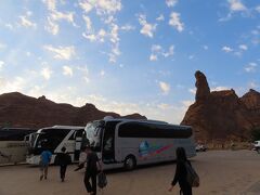 7:35
アル・ウラの外れにあるサハリ・アルウラ・リゾートホテルからバスで出発です。
毎日朝早い！