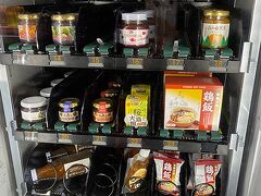 帰りのフェリーの中で自販機を発見。いろんな土産物が売ってた。