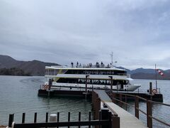 中禅寺湖遊覧船
大使館別荘記念公園遊覧船乗り場へ

遊覧船は
1時間毎に発着
中禅寺湖を１周できます