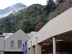 御在所岳の頂上への玄関口、御在所ロープウェイ湯の山温泉駅。お土産屋さんだけでなく、登山用品で有名なモンベルの店舗もありました。帰りに寄ってみようかな。