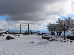 御在所ロープウェイで山上公園駅に到着。そこから少し階段を登ると山上公園に辿り着きます。