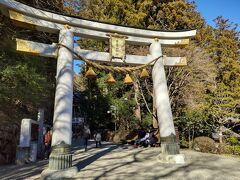 緩やかな坂道を上ったところに神社があります。