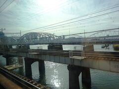 阪急宝塚線で梅田を目指す。池田市内の石橋から梅田は近く、13kmくらい。
十三の先で淀川を渡る。三複線が壮観。神戸線の橋の向こうは、国道176号十三大橋。
国道176号、通称イナロクは、梅田からずっと阪急宝塚線に沿って通っている。宝塚線と３回交差するのだが、昭和の頃からいずれも立体交差になっていた。宝塚線は阪急の中でも連続立体化が進んでいる。
阪急は当初は旧社名（箕面有馬電軌）のとおり、宝塚から先、有馬までの計画があった。県道が実際に生瀬から船坂経由で有馬まで通じているが急カーブ急こう配の難所である。国道176号は、宝塚から先は、名塩まで福知山線に併走し、そこから西宮市北部を中国道に沿って横断し、西宮市山口地区から北上、三田に通じている。イナロクも、名塩から先は、つづらおりや勾配が存在する。