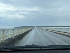 12：20
来間大橋
宮古島の南西に浮かぶ来間島に向って。

楽しみにしていた与那覇前浜の美しいビーチは全く見えず・・・