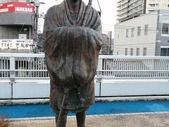 石山駅

石山寺駅の手前を左に入り、鳥居川の交差点からは旧東海道の県道104号を通り、駅スタンプと『駅からはじまる西国三十三所めぐり』のデジタルスタンプを押印するために立ち寄りました。
ペデストリアンデッキには『東海道を旅する松尾芭蕉』の像があります。
『おくのほそ道』の旅を終えた翌年、静養のために滞在した幻住庵が近くにあるからの様です。


石山駅：https://ja.wikipedia.org/wiki/%E7%9F%B3%E5%B1%B1%E9%A7%85
石山寺駅：https://ja.wikipedia.org/wiki/%E7%9F%B3%E5%B1%B1%E5%AF%BA%E9%A7%85
県道104号：https://ja.wikipedia.org/wiki/%E6%BB%8B%E8%B3%80%E7%9C%8C%E9%81%93104%E5%8F%B7%E7%9F%B3%E5%B1%B1%E5%81%9C%E8%BB%8A%E5%A0%B4%E7%B7%9A
駅スタンプ：https://ja.wikipedia.org/wiki/%E9%A7%85%E3%82%B9%E3%82%BF%E3%83%B3%E3%83%97
駅からはじまる西国三十三所めぐり：https://www.jr-odekake.net/navi/saigoku/digitalstamprally/
ペデストリアンデッキ：https://ja.wikipedia.org/wiki/%E3%83%9A%E3%83%87%E3%82%B9%E3%83%88%E3%83%AA%E3%82%A2%E3%83%B3%E3%83%87%E3%83%83%E3%82%AD
東海道：https://ja.wikipedia.org/wiki/%E6%9D%B1%E6%B5%B7%E9%81%93#%E9%81%93%EF%BC%88%E3%81%BF%E3%81%A1%EF%BC%89%E3%81%A8%E3%81%97%E3%81%A6%E3%81%AE%E6%9D%B1%E6%B5%B7%E9%81%93
松尾芭蕉：https://ja.wikipedia.org/wiki/%E6%9D%BE%E5%B0%BE%E8%8A%AD%E8%95%89
おくのほそ道：https://ja.wikipedia.org/wiki/%E3%81%8A%E3%81%8F%E3%81%AE%E3%81%BB%E3%81%9D%E9%81%93
幻住庵：https://ja.wikipedia.org/wiki/%E5%B9%BB%E4%BD%8F%E5%BA%B5