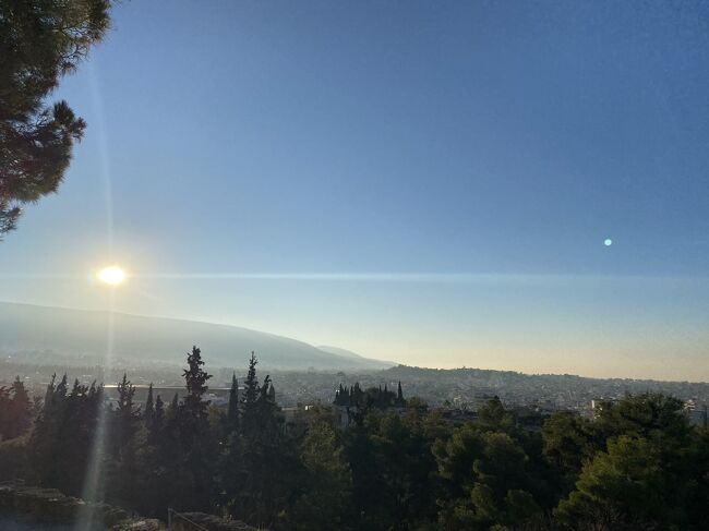朝日が輝いています。この時期だったら、アクロポリスから日の出を見る、ということも出来るわけですね。<br /><br />しかし、スカイ・エクスプレスでチケットを買おうとしたら、Aegean Air以上に進むことが出来ず、クレジットカードがリジェクトされます。うーん、ギリシャのクレジットカード決済で何か不具合があって、そことの相性なのかな？この頃、Aegean Airとのやり取りに疲弊しつつも解決はしていたので、ブリュッセル行きもAegean Airで帰ることにしました(ライアンエアもあるけれど、使いたくない)。