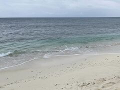真っ白でさらさらとした砂質のビーチは長間浜かな。