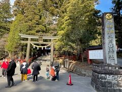 それでは二荒山神社に参りましょうぞ！
３連休でも朝早いからまだそんなに混んでいない。
やはり寺社仏閣は午前中の、それも早めの時間に訪れるに限るねぇ。
