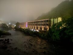 夜のホテル外観