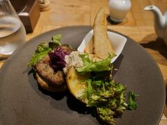 ◇　2022.11.26（土）
[エリア] 愛知/名古屋
[店名] Café grand vert(ｶﾌｪ ｸﾞﾗﾝ ｳﾞｪｰﾙ)
[食べたもの] 
＊南仏風オープンサンド“パン・バーニャ”　1,150yen×3
＊パティシエール特製デザート盛り合わせ  1,280yen
＊2種の自家製カヌレ・ボルドー（塩キャラメルナッツ、カシスベリー）680yen
＊ブレンドコーヒー 500yen ×2
＊紅茶（ノリタケティー） ＜ティーポット＞ 650yen
[情報] 
公式HP：http://www.castle.co.jp/noritake-kiln/#cafe
[訪問時間] 
[待ち時間] 約35分
[混雑具合] ★★★（お店の前に列ができてた...）
[私的チェックポイント]
＊接客：★★★（サーブしてくれた店員さんがとても親切だった♪）
＊食事：★★☆（小ぶりだけれど美味しかった♪）
＊居心地：★★★（各席が広いのでのんびりできて◎）
（個人的な評価ですのでご了承ください）
[備考] 名前を書いて待つタイプ