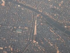 東京スカイツリーの上で旋回して西に進路を取ります。