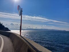 宇野港11:00発のフェリーに乗ったので、直島には11:20に到着。

まずは地中美術館へ（12:00で予約）。私たちはバスには乗らず、海沿いの道を歩いて向かいました。70代後半の両親の体力が心配でしたが、気持ちの良い道だったこともあり、さほど大変ではなかったようでした（途中上り坂はありましたが）。

時間もちょうどよく、スムーズに入館できました。