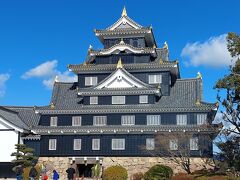 お次は岡山城。こちらは駐車場が見つからなくて大変でした。

リニューアル直後なだけあって、すごくきれい。建築に詳しいお義父さんも、「大きい石と小さい石が絶妙に組み合わさった立派な石垣だー」と感心していました。

こちらも予備知識なく訪れましたが、歴代の城主が有名人なので、城内の展示パネルにも興味がわきます。

ずいぶん前に八丈島で見かけた宇喜多秀家の像を展示パネルの中に発見し、アッチとコッチがリンクしてちょっとテンションが上がったりもしました（笑）。

小6の息子も社会科で戦国時代を勉強したせいか、なんとなくは理解しているようでした。

その後は、レンタカーを返却し、13時過ぎに岡山駅の「さんすて」でランチ。洋食続きだったので、久しぶりに中華を食べ、同じフロアのお土産コーナーできび団子と、レモンケーキを買って帰路に着きました。

＊　＊　＊

瀬戸内海はいつ行っても期待を裏切らないですね。次の旅行もまた、瀬戸内海の島々を訪れたいなぁと思いました。