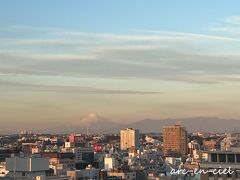 【1月12日（木）4日目】
最終日の朝。
関東に住む友人がよく
「お部屋から富士山が見えてしあわせ！」
と話していましたが、確かに毎朝このような景色を眺めると、元気がもらえて、しあわせな気持ちになります。

富士山って本当に何度見ても魅力的ですね。