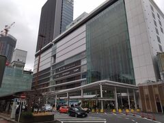 本日はJR横浜駅の西口からのスタートです。

今回の2023年の妻に連れられシリーズ第一弾は、2022年9月24日(土)にリニューアルオープンした、横浜ベイシェラトン ホテル＆タワーズ8階の日本料理「木の花」に新設された鉄板焼個室「山吹（やまぶき）」で「鉄板焼ランチコース」をいただきます。
