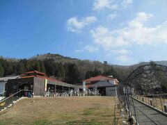 道の駅願成就温泉に到着。

山口県阿武郡阿東町（現在は山口市）と、島根県鹿足郡津和野町の境にある、山口県の道の駅です。


大昔、ここで日帰り入浴施設を利用したことがありますが、今回は時間の都合上入浴は割愛。

なお、2023年1月の来訪時、クレジットカードは物販購入に使えませんが、ペイペイ（と、ラインペイ）は使えました。
