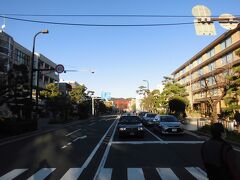 若宮大路です。ここを北上するのではなく、横切って住宅街に入ります。