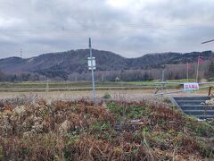 中小屋駅。近くの子供がボール遊びしていました。廃線巡り？の人らしき車がいました。