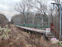 豊ヶ岡駅です。山の中、というかヤブの中にあります。道路は舗装されていないので、車で入るのも一苦労です。写真の右側に駅舎があったそうですが、訪れたときにはありませんでした。