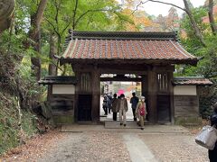 少し歩くと右に香積寺の山門があったので行ってみました。